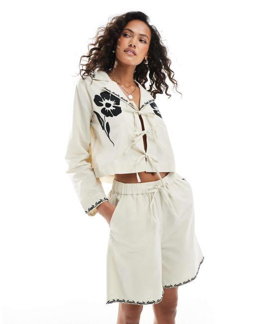 Short d'ensemble en lin avec bordures brodées - taupe Native Youth en coloris White