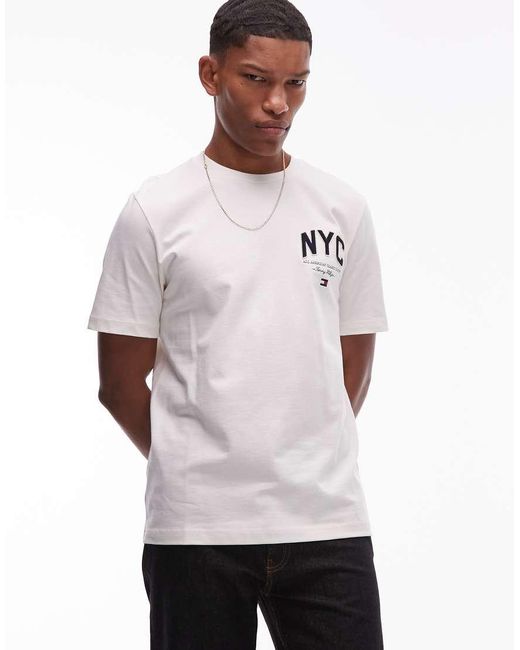 Camiseta Blanco Hueso Con Texto "Nyc" De Tommy Hilfiger de hombre de color White