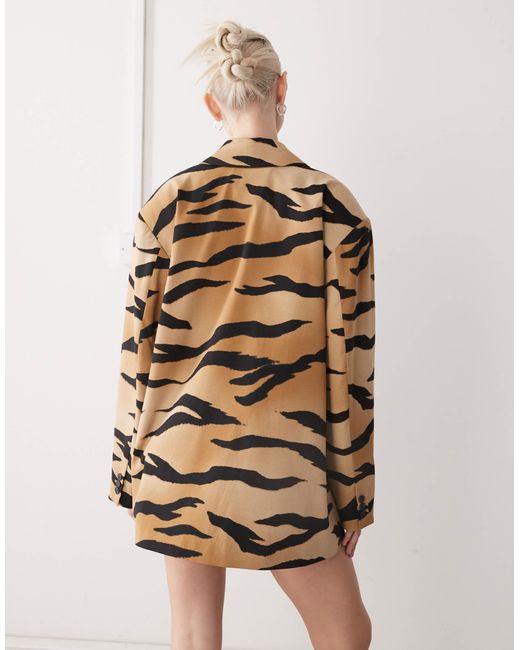 Monki Natural – oversize-blazer mit tigermuster