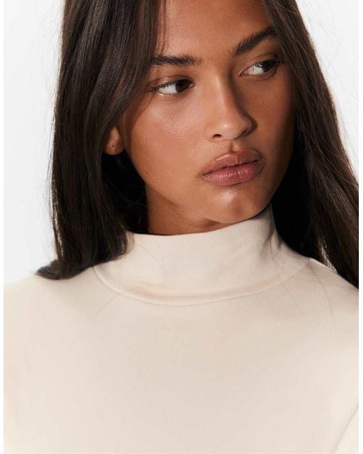T-Shirt Basic Accollata Color Pietra di Stradivarius in White