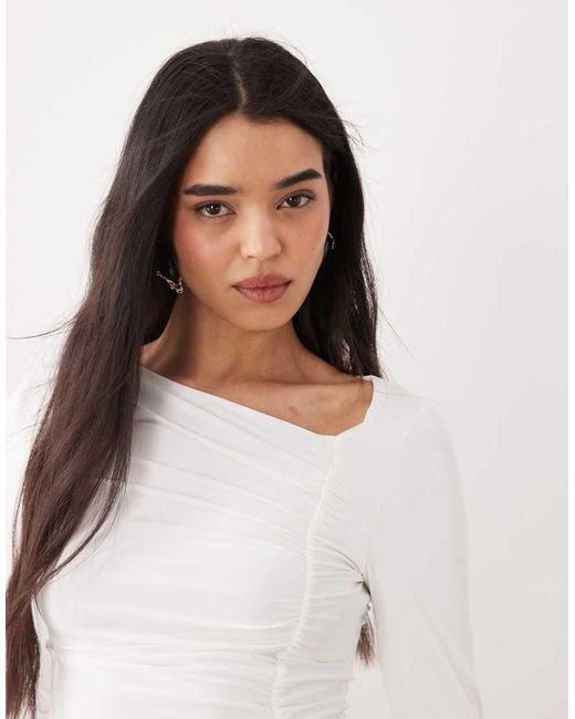ASOS Asymmetrische Top Van Gladde Stof Met Lange Mouwen, Rechte Hals En Gerimpelde Zijkant in het White