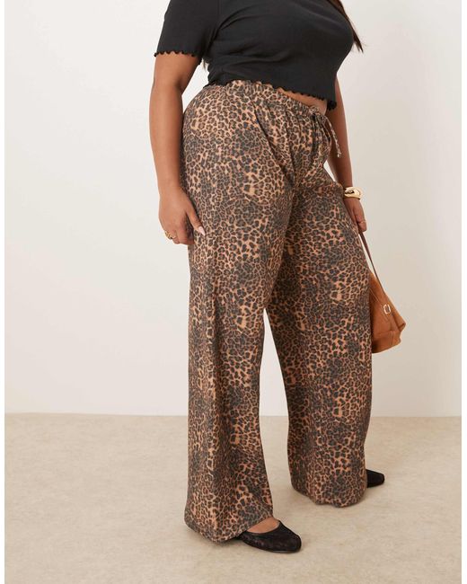 Asos design curve - pantalon large gaufré à imprimé léopard ASOS en coloris Brown