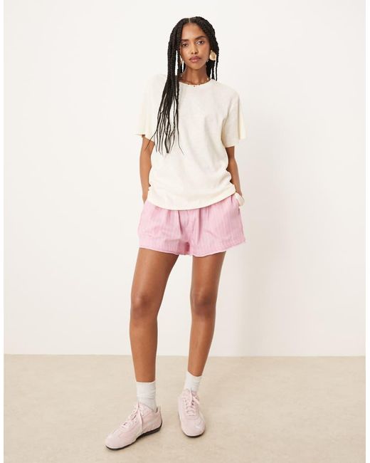 Camiseta Blanca De Corte Estándar Con Acabado Flameado De ASOS de color Pink