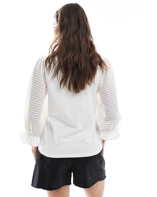 Object T-Shirt Met Doorschijnende Getextureerde Mouwen in het White