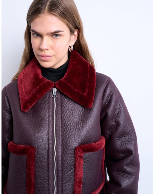 TOPSHOP Red – cropped-jacke aus kunstleder mit rotem teddyfell-kontrast