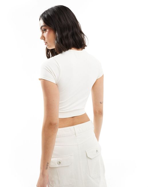 T-shirt sans coutures à manches courtes - crème Miss Selfridge en coloris White
