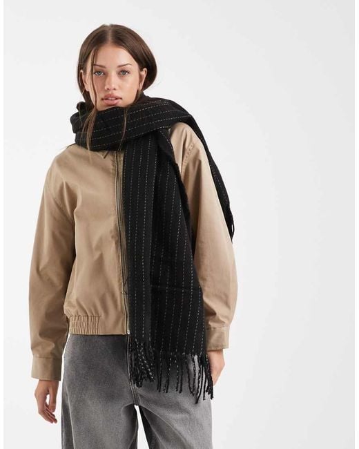 Sciarpa Morbida Nera Con Stampa Gessata E Frange di Vero Moda in Black