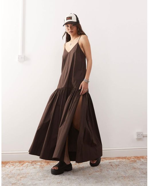 Robe longue et fluide à volants étagés avec dos échancré à détail noué - foncé Monki en coloris White