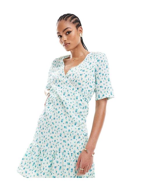 Vestito Corto Avvolgente Azzurro A Fiori di Vero Moda in Blue