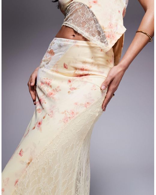 Jupe d'ensemble mi-longue asymétrique en dentelle à motif fleuri effet rapiécé - multicolore Love Triangle en coloris Gray