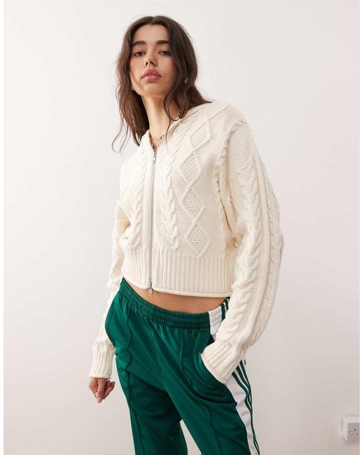 Monki Kabelgebreid Vest Met Capuchon En Dubbele Ritssluiting in het White