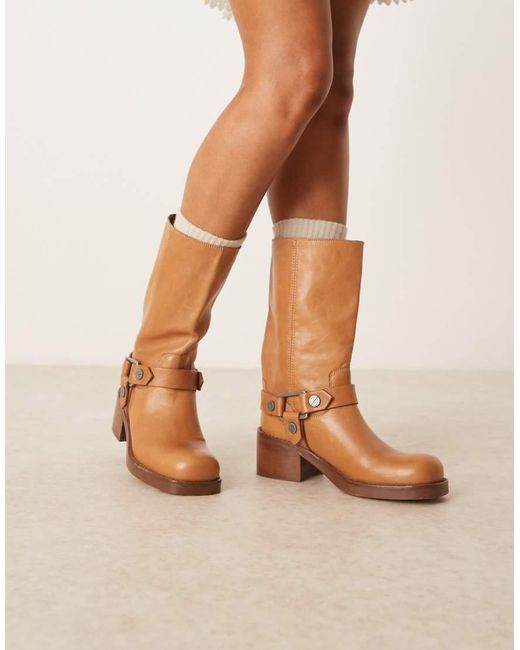 Botas Por La Rodilla Color Camel De Estilo Camionero Con Arnés De Cuero Premium Colton De -Neutro ASOS de color Natural