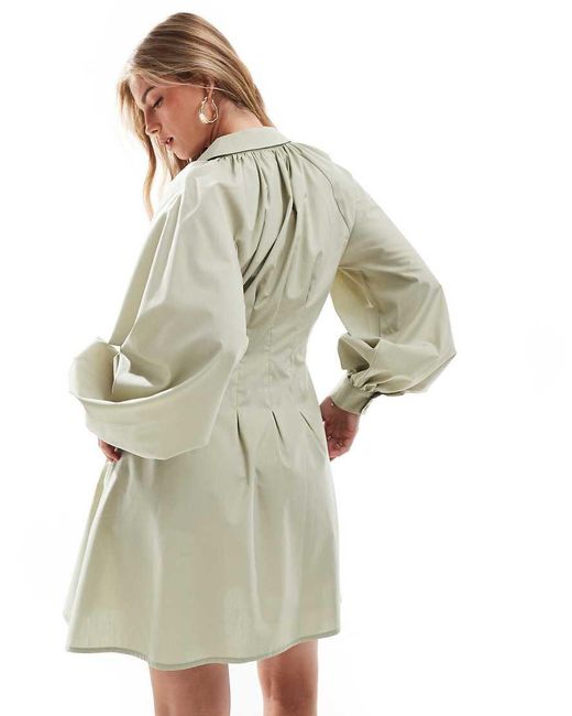 Vestido Camisero Corto Con Pinzas Y Cintura Entallada De ASOS de color White