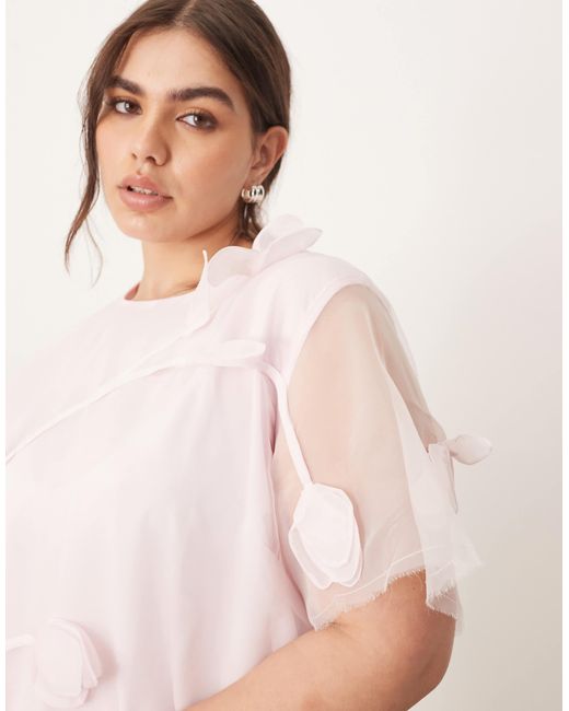 Curve - robe longue à fleurs appliquées en organza - clair ARRANGE en coloris Pink