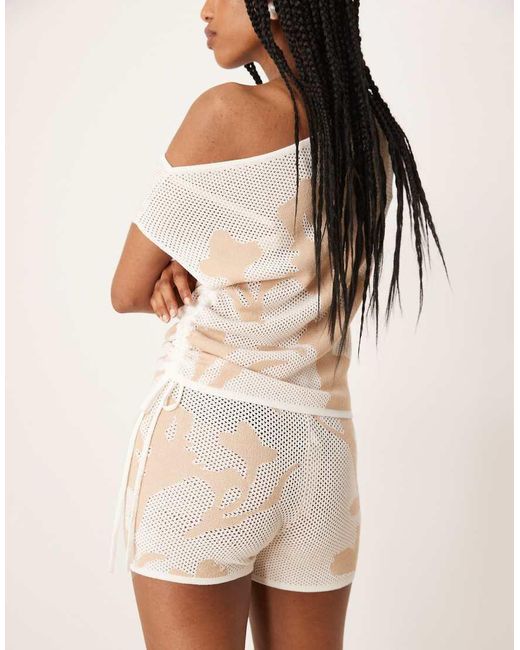 Pantalones Cortos Blancos De Malla Con Diseño Drapeado Y Detalles Florales De Punto De ASOS de color Natural