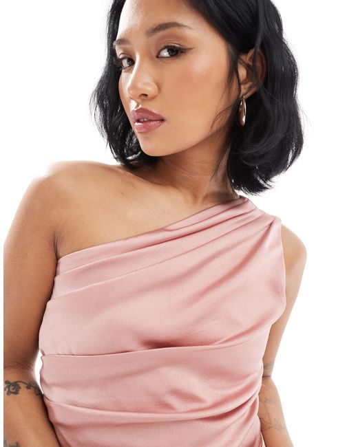 L'invitée - robe longue asymétrique en satin avec jupe portefeuille - vieux TFNC London en coloris Pink