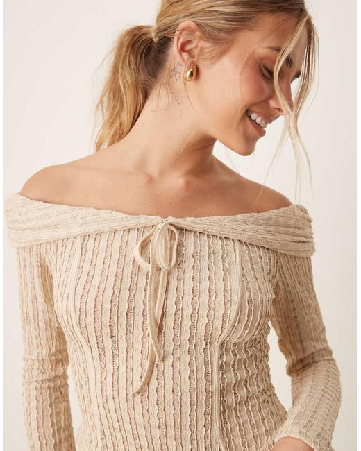 ASOS Top Met Blote Schouder, Lange Mouwen En Strikdetail in het Natural