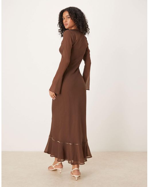 Robe longue à encolure dégagée avec buste froncé et manches longues - chocolat ASOS en coloris Brown