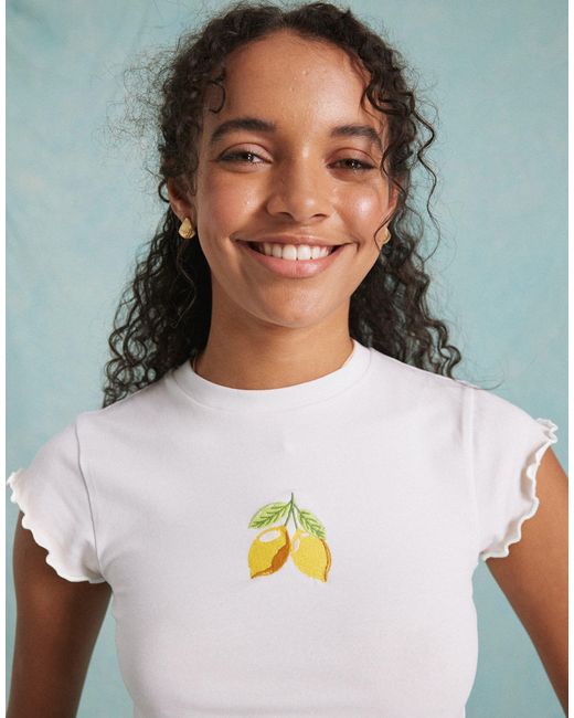 Miss Selfridge White – t-shirt mit zitronen-motiv und kontrastierendem kräuselsaum