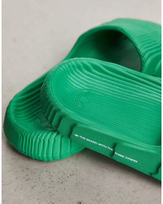 Adilette 22 - claquettes - universitaire Adidas Originals en coloris Green