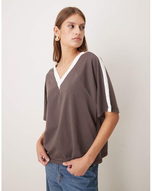 Top Con Cuello De Pico Y Ribetes Color Crema De ASOS de color Gray