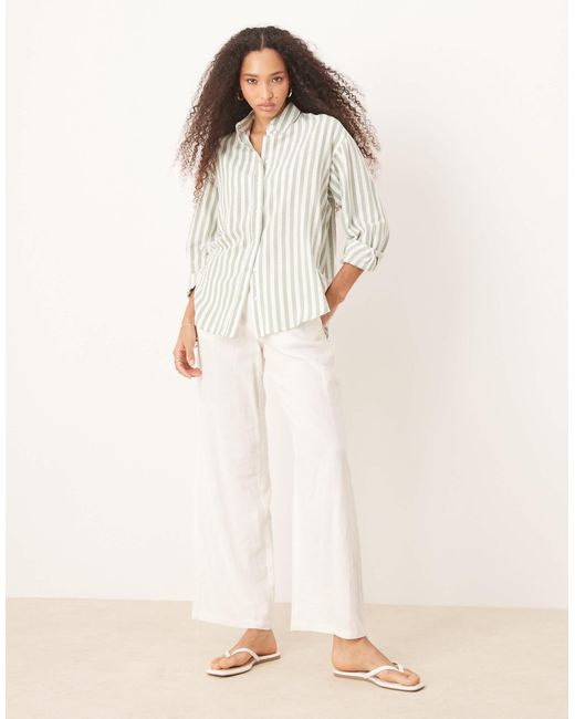 Chemise à manches longues en aspect lin à rayures - clair Stradivarius en coloris White