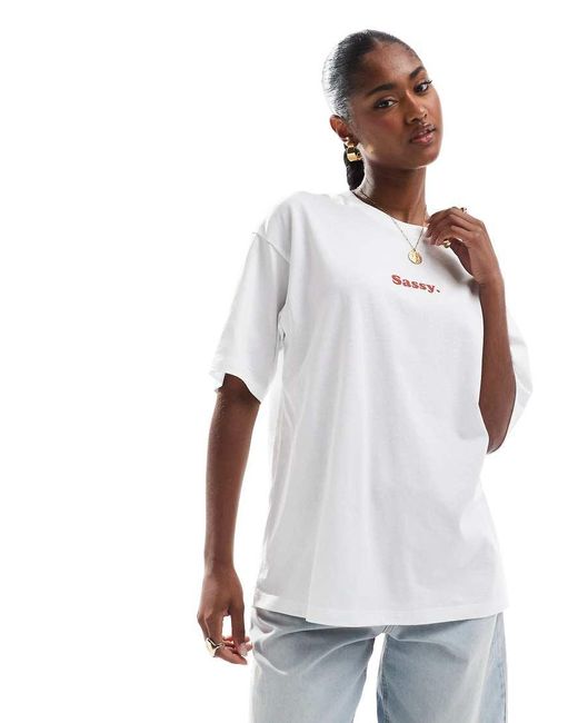 T-Shirt Oversize Bianca Con Scritta "Sassy" di JJXX in White