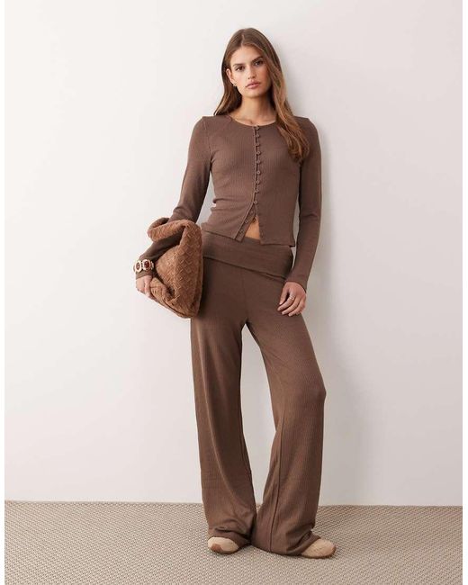 Pantalones Marrón Con Cinturilla Plegada Y Detalle Fruncido De Canalé De ASOS de color Brown