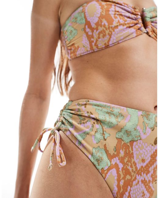 Mix and match - slip bikini a vita alta pitonati color pastello con arricciatura laterale di Vero Moda in Natural