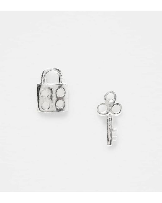 Pendientes De Botón De Plata De Ley Con Diseño De Candado Y Llave De Kingsley Ryan de color Metallic