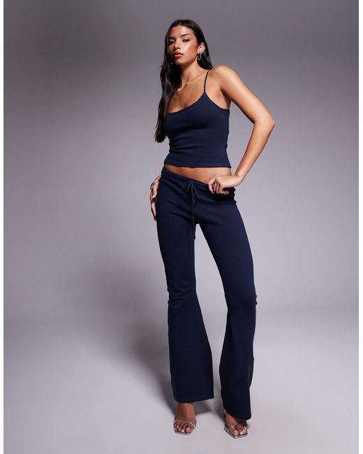 Leora - pantalon d'ensemble évasé à taille basse en maille ultra douce avec détail noué Tiger Mist en coloris Blue