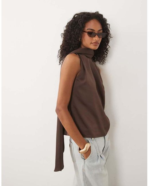 Blusa Sin Mangas Con Cuello Tipo Pañuelo De Satén En-Marrón Pretty Lavish de color Brown