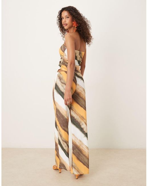 Pantaloni A Fondo Ampio Stropicciati Con Stampa Astratta di ASOS in Natural