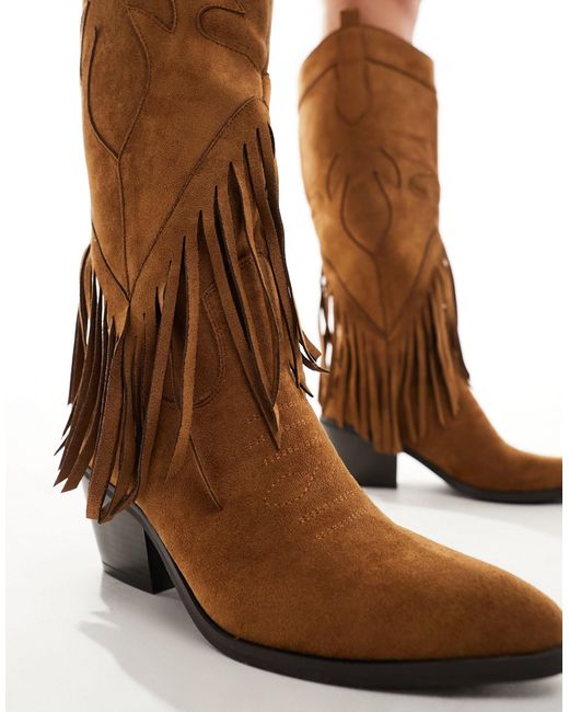 Stivali al ginocchio a pianta larga stile western con frange color castagna di Glamorous in Brown