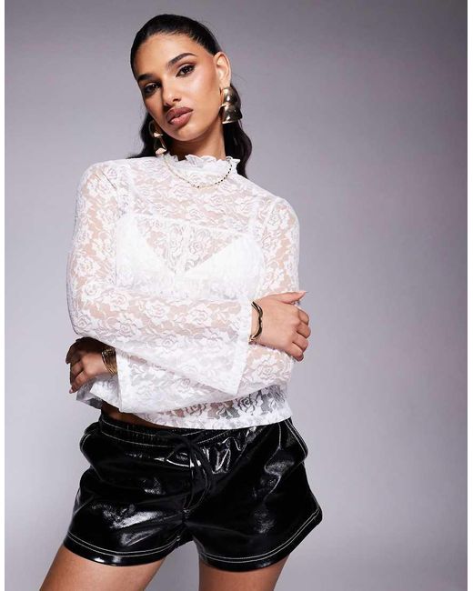 Top De Estilo Babydoll Y Manga Larga Acampanada Con Cuello Fruncido De Encaje De -Blanco ASOS de color White