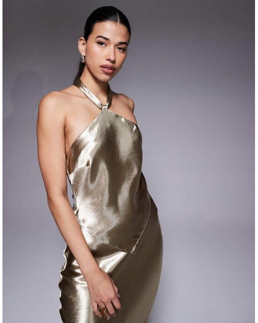 Aria Cove Maxi Halterjurk Van Satijn Met Geknoopte Halslijn En Sjaalzoom in het Metallic