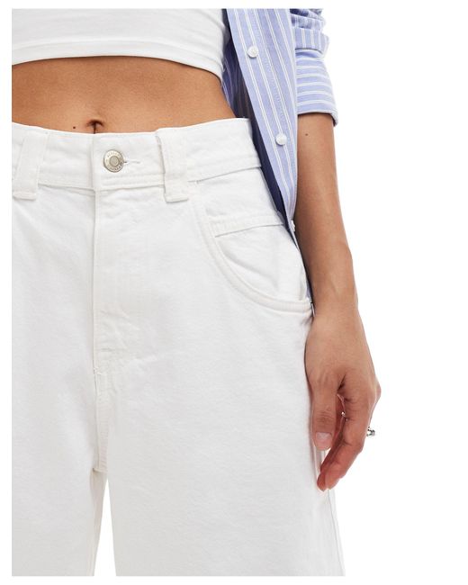Pantaloncini di jeans ampi taglio lungo bianchi di Bershka in White