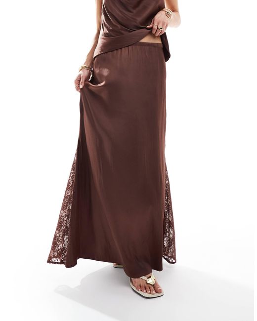 Jupe d'ensemble mi-longue en satin avec empiècements en dentelle Pull&Bear en coloris Brown
