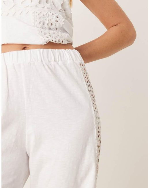 Pantaloni A Fondo Ampio Color Crema Con Inserto All'Uncinetto di ASOS in Natural