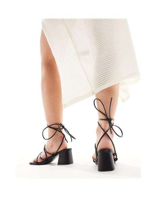 Idris - sandali con tacco medio a pianta larga neri con allacciatura alla caviglia di Public Desire in White