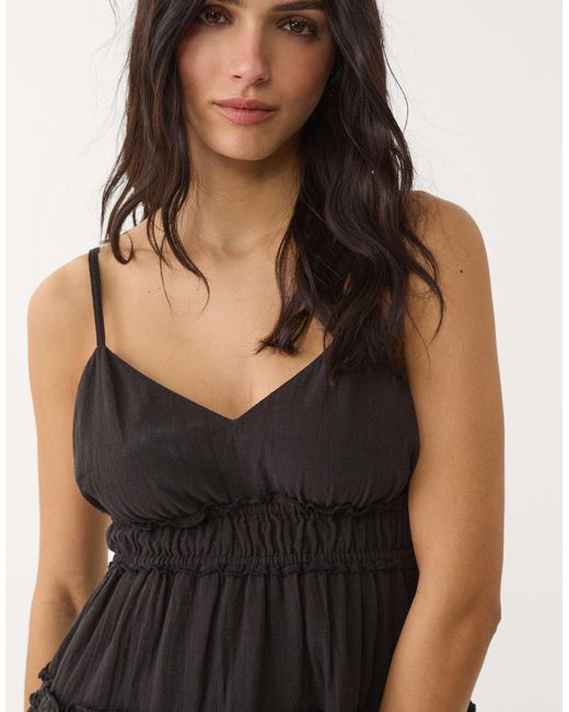 Robe courte étagée à bretelles et volants Stradivarius en coloris Black