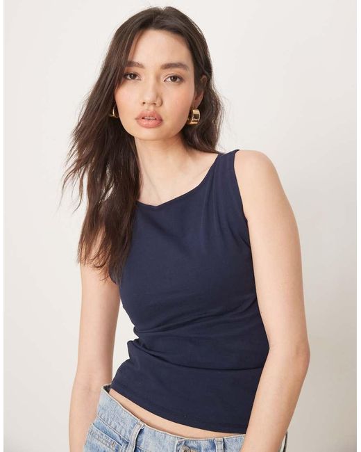 Top Senza Maniche Con Scollo A Barchetta di ASOS in Blue