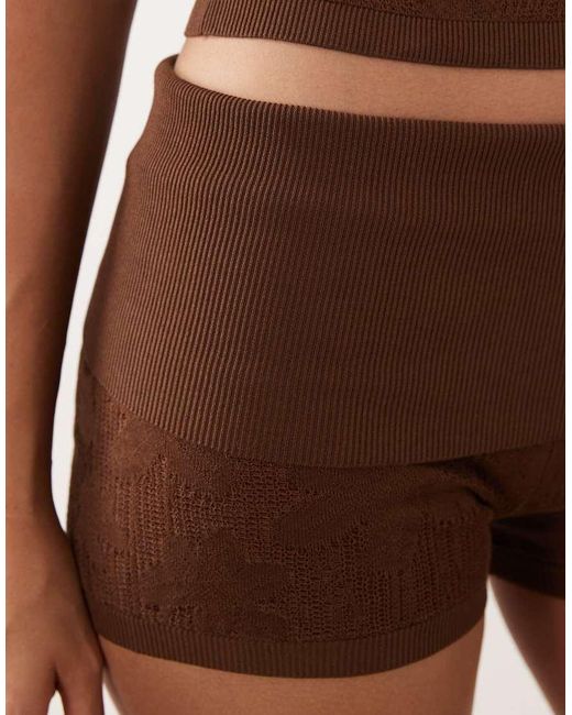 Isla di Muse Assembly in Brown