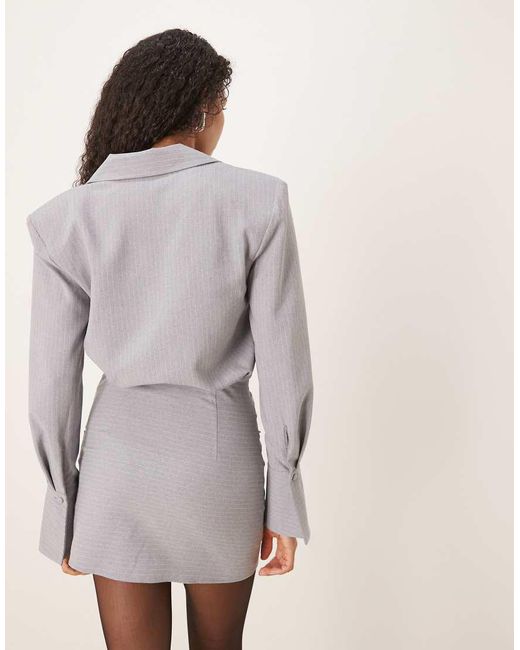 Vestido Camisero Corto Gris Oscuro Con Raya Diplomática Y Detalles Cruzados De ASOS de color Gray