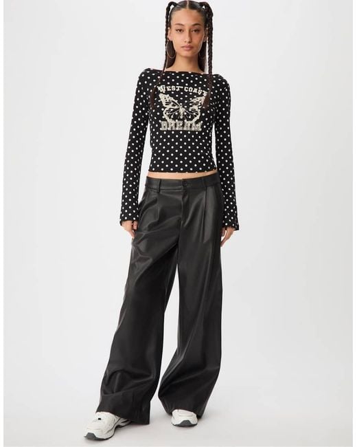 T-Shirt Nera A Pois Con Scollo A Barchetta E Stampa di Stradivarius in Black