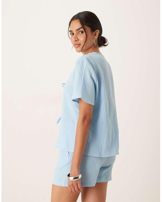Camisa Azul Empolvado De Manga Corta Con Lazada Delantera De Bambula De (Parte De Un Conjunto) Jdy de color Blue