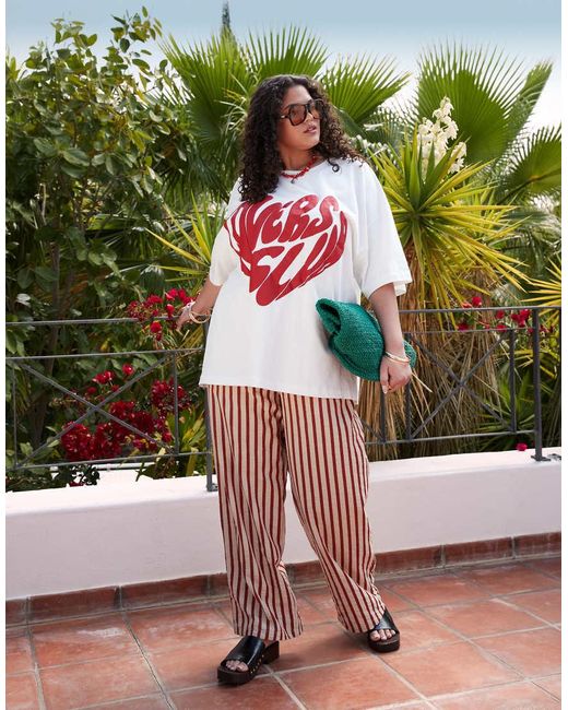 Camiseta Extragrande Con Estampado Gráfico "Lovers Club" De Asos Design Curve-Blanco ASOS de color Red