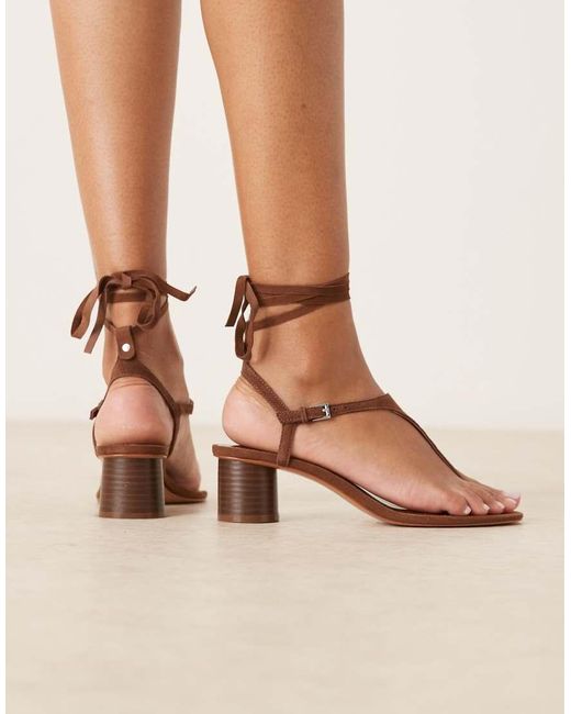 Sandalias Marrones Con Tacón De Bloque Y Cierre Con Lazada De Cuero De Mango de color Natural