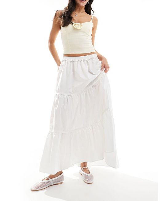 Falda larga blanca escalonada con media cinturilla elástica Monki de color White