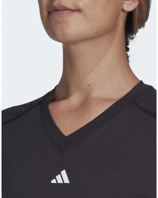 Aeroready train essentials - t-shirt à col v avec logo minimaliste Adidas Originals en coloris Black